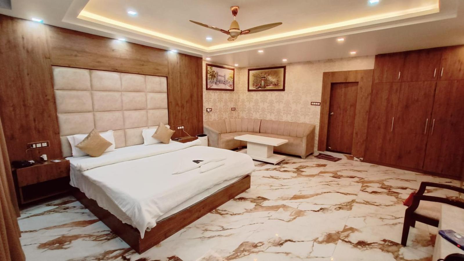 V Square Airport Hotel Lucknow Ngoại thất bức ảnh