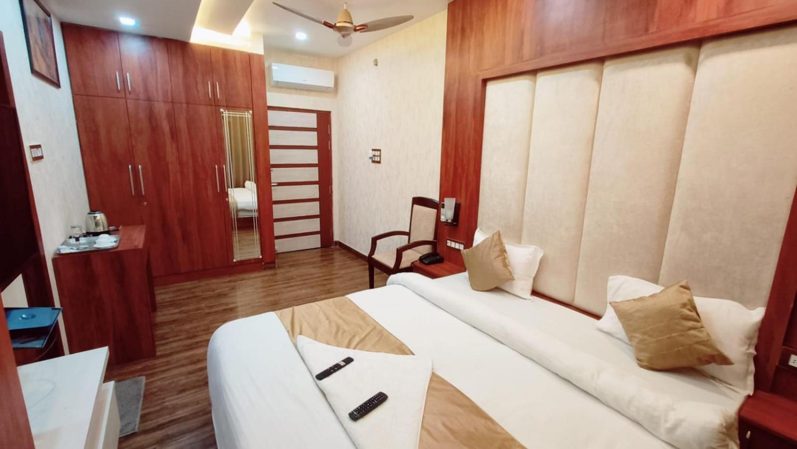 V Square Airport Hotel Lucknow Ngoại thất bức ảnh