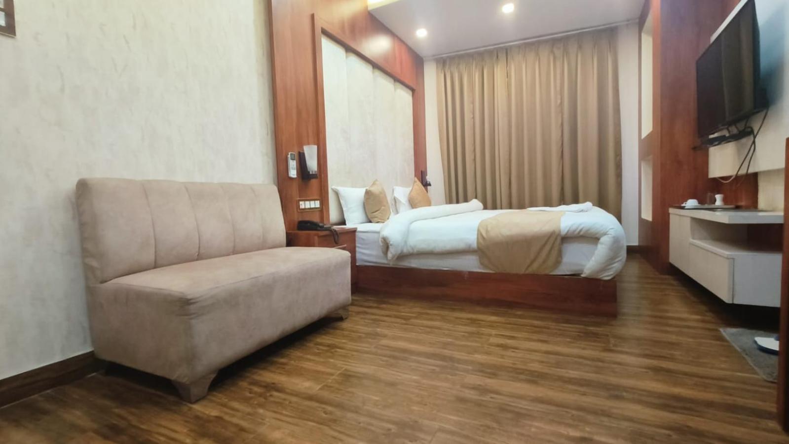V Square Airport Hotel Lucknow Ngoại thất bức ảnh