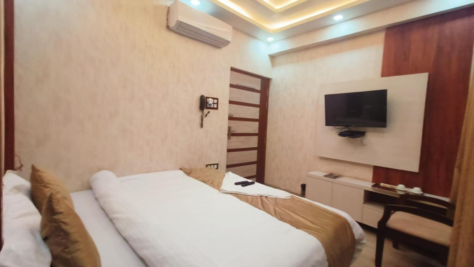 V Square Airport Hotel Lucknow Ngoại thất bức ảnh