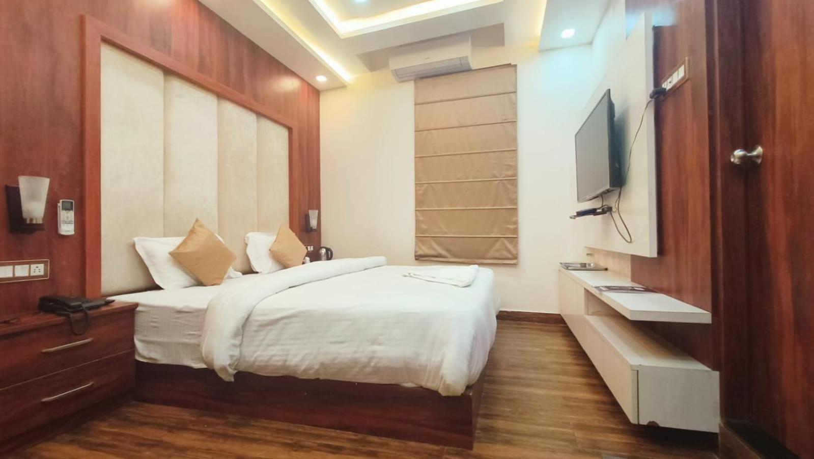 V Square Airport Hotel Lucknow Ngoại thất bức ảnh