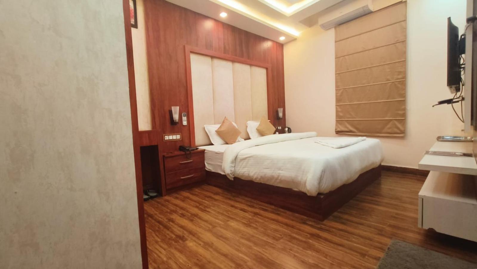 V Square Airport Hotel Lucknow Ngoại thất bức ảnh