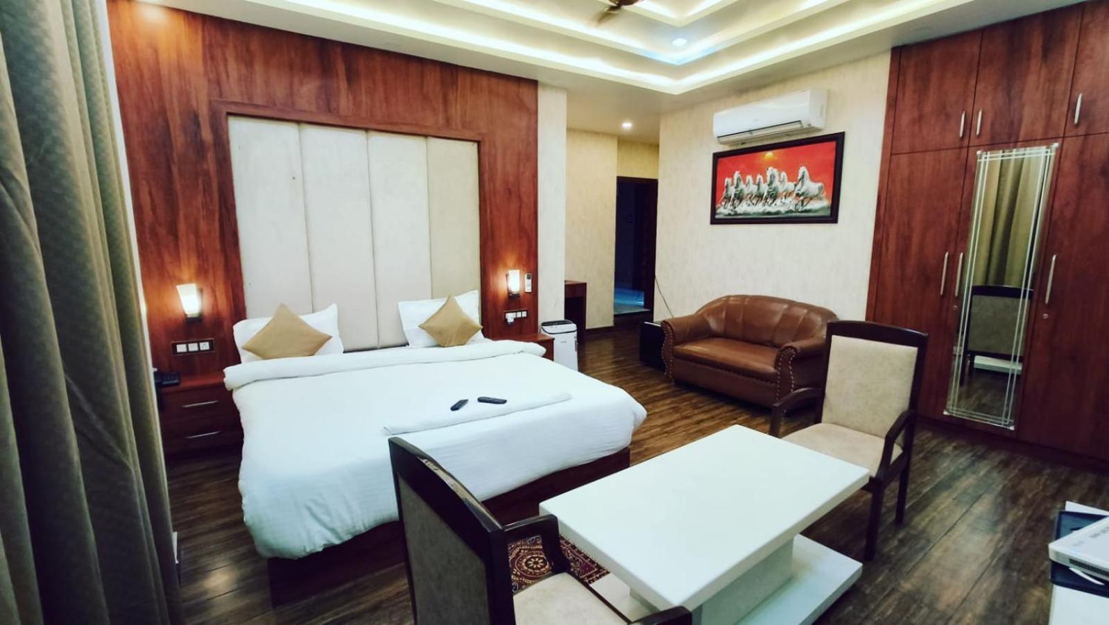 V Square Airport Hotel Lucknow Ngoại thất bức ảnh