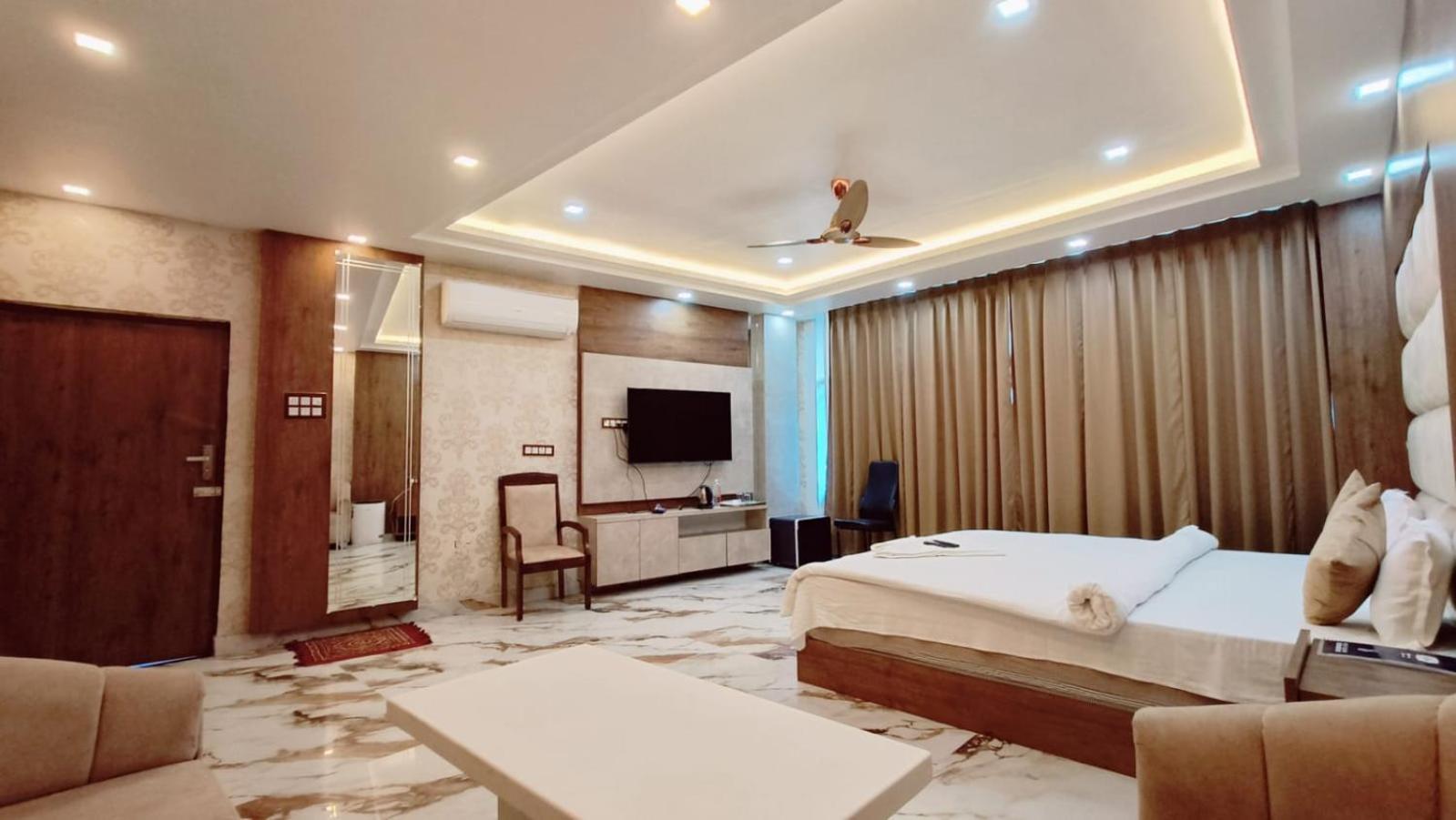 V Square Airport Hotel Lucknow Ngoại thất bức ảnh